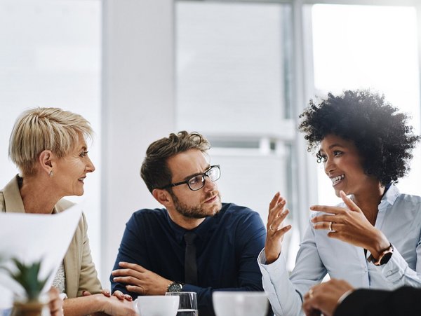 Fünf Personen im Meeting – symbolisiert individuelle Weiterbildungsangebote für Unternehmen durch TÜV NORD Akademie