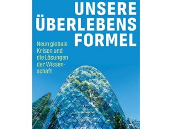Buchcover "Unsere Überlebensformel" von Ulrich Eberl mit blauem Hintergrund und einem Bild eines modernen Glasgebäudes. Der Untertitel lautet "Neun globale Krisen und die Lösungen der Wissenschaft".