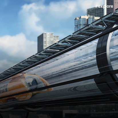 Hochgeschwindigkeitszug im Hyperloop-Design fährt durch transparente Röhre mit Eiffelturm und modernen Gebäuden im Hintergrund.
