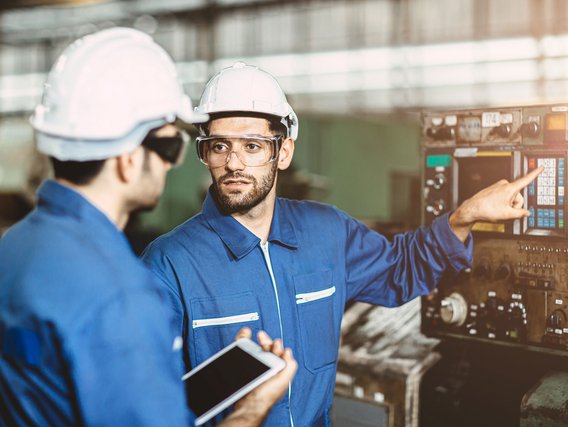 Ingenieure bei der Kalibrierung von Maschinensteuerungen