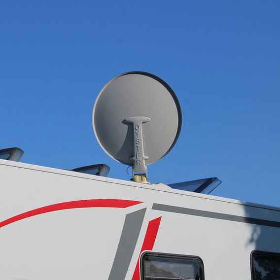 Satellitenschüssel auf dem Dach eines Wohnmobils