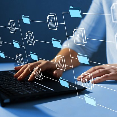 Hände tippen auf einer Laptop-Tastatur, umgeben von schwebenden digitalen Ordner- und Dokumentensymbolen.
