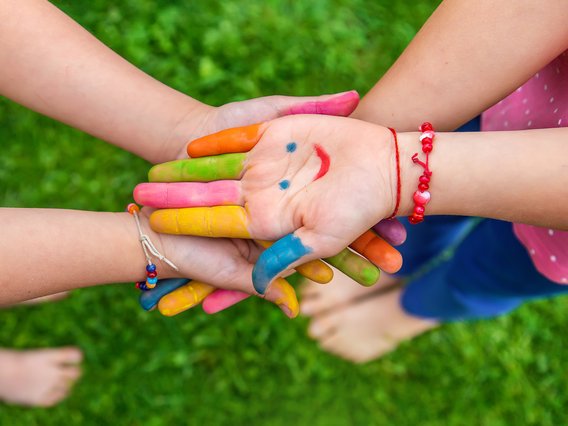 Bund bemalte Kinderhände - Symbolbild für Kinderzufriendenheit