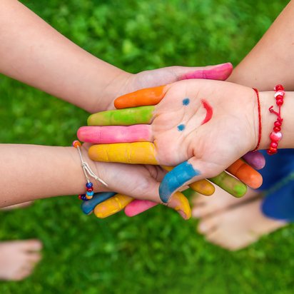 Bund bemalte Kinderhände - Symbolbild für Kinderzufriendenheit