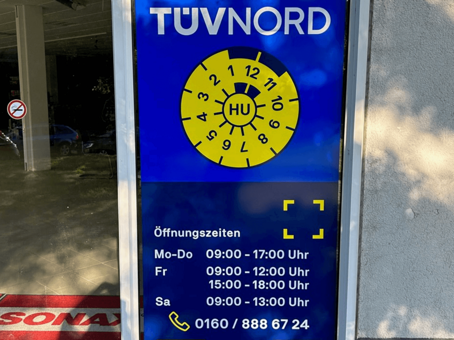 Schild mit Öffnungszeiten