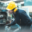 Industrieller Ingenieur mit Schutzhelm 