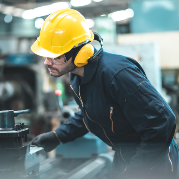 Industrieller Ingenieur mit Schutzhelm 
