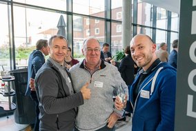 Zeit für Networking - Teilnehmer in der Pause im Gespräch
