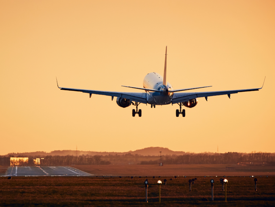 Ein Flugzeug landet sicher auf der Landebahn