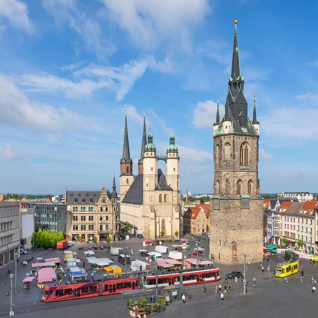 Der Marktplatz in Halle (Saale) mit historischen Gebäuden und Straßenbahnen