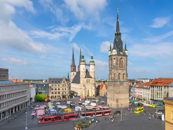 Der Marktplatz in Halle (Saale) mit historischen Gebäuden und Straßenbahnen