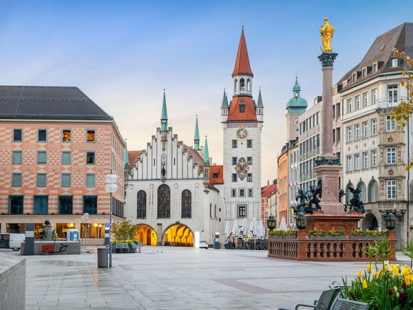 Der Marienplatz in München mit dem Neuen Rathaus und dem Glockenturm