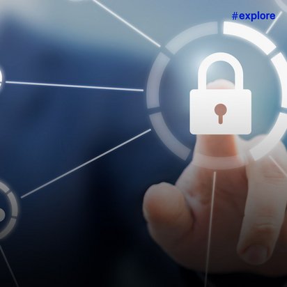 Eine Hand zeigt auf ein digitales Sicherheitsnetzwerk mit verbundenen Symbolen wie Laptop, Cloud und Schlössern auf blauem Hintergrund. Das Konzept verdeutlicht IT-Sicherheit und vernetzte Datenschutzlösungen in der digitalen Welt.