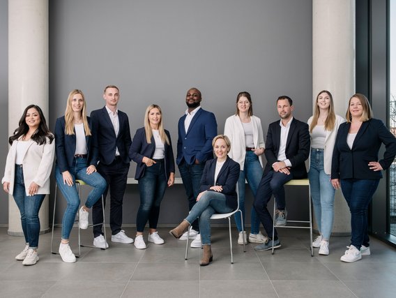 TÜV NORD PartnerManagement-Teamfoto in einem modernen Büro
