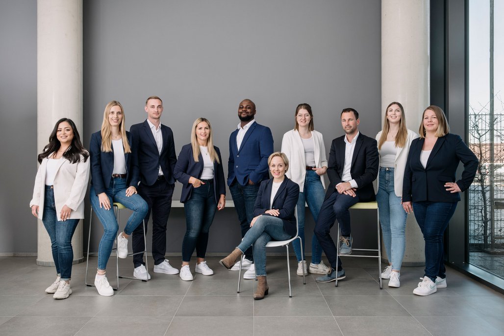 TÜV NORD PartnerManagement-Teamfoto in einem modernen Büro