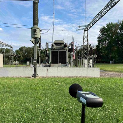 Microphone in front of system Microphone in front of system