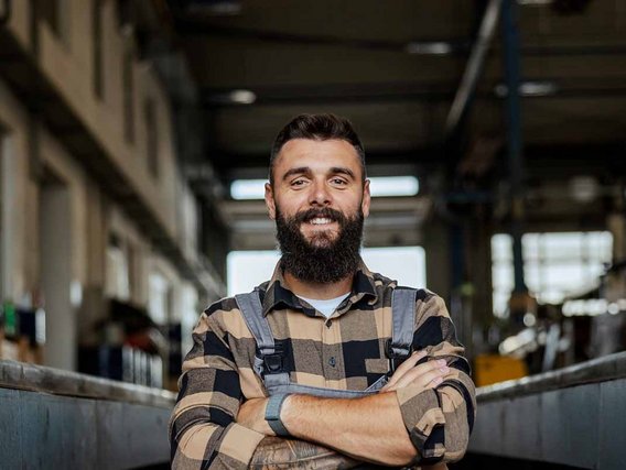 Kfz-Mechatroniker in Arbeitskleidung im Schulungszentrum für Umschulung