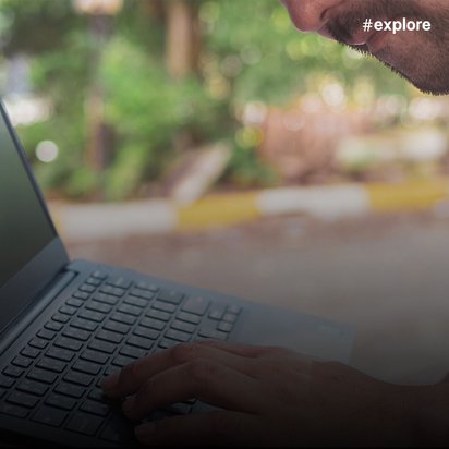 ine Nahaufnahme von einem Mann, der mit einem Laptop arbeitet.