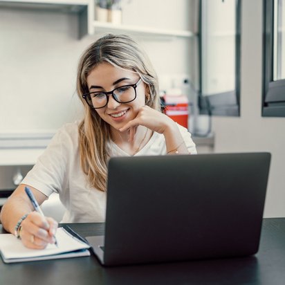 Erstellung von Flucht- und Rettungsplänen – Medituev Brandschutz Frau arbeitet am Laptop und erstellt Flucht- und Rettungspläne