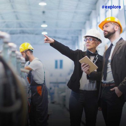 In einer Industriehalle besprechen zwei Personen mit Schutzhelmen (weiß und orange) einen Arbeitsvorgang, wobei eine Person mit Tablet in der Hand auf etwas zeigt. Im Hintergrund arbeitet ein Mitarbeiter mit gelbem Helm und Arbeitskleidung an einer Maschine.WiederholenClaude kann Fehler machen. Bitte überprüfen Sie die Antworten.