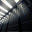 Blick in einen modernen Serverraum mit mehreren Reihen von Server-Racks und heller Beleuchtung.