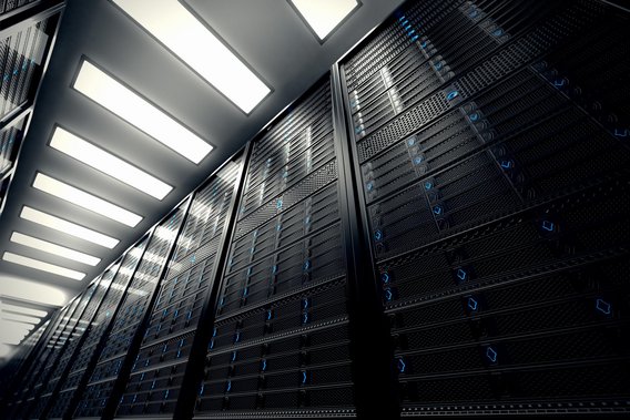 Blick in einen modernen Serverraum mit mehreren Reihen von Server-Racks und heller Beleuchtung.