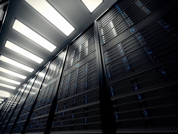 Blick in einen modernen Serverraum mit mehreren Reihen von Server-Racks und heller Beleuchtung.