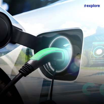 Eine grafische Darstellung eines Elektroautos beim Ladevorgang. Ein Ladekabel mit grün leuchtender Spitze ist an die Ladebuchse angeschlossen, während auf der rechten Seite digitale Anzeigen mit Ladestand (70%) und weiteren Informationen eingeblendet sind.