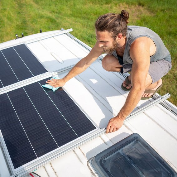 Reinigung von Solarpanelen auf einem Wohnmobil