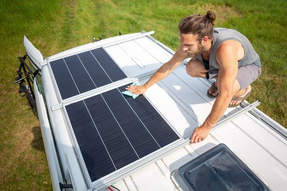 Reinigung von Solarpanelen auf einem Wohnmobil