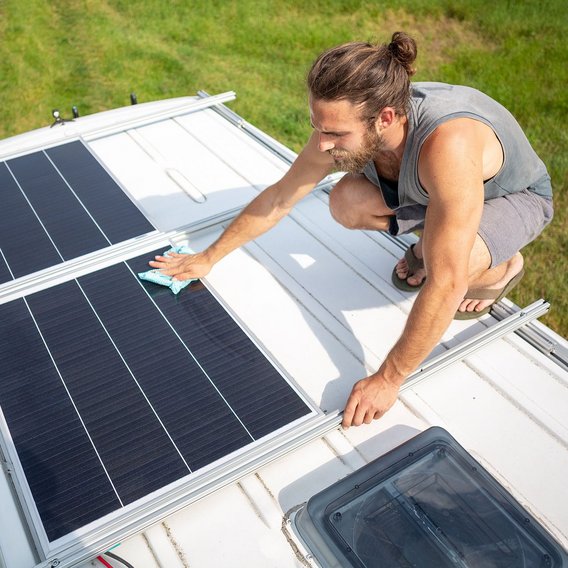 Reinigung von Solarpanelen auf einem Wohnmobil