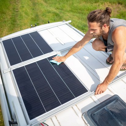Reinigung von Solarpanelen auf einem Wohnmobil