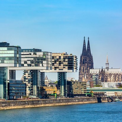 Blick auf die Kölner Skyline mit den Kranhäusern und dem Kölner Dom im Hintergrund
