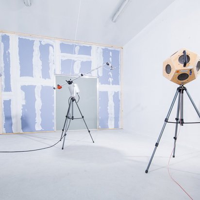 Acoustic measuring device in an empty room