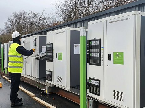 Techniker installiert Batteriespeicheranlage im Freien