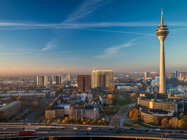 Panoramaaufnahme von Düsseldorf mit dem Fernsehturm im Vordergrund