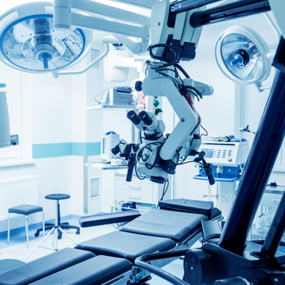 Operationsmikroskop in einem Krankenhaus-OP-Saal