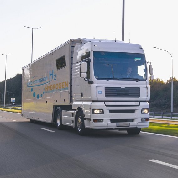 Weißer Lkw auf einer leeren Straße