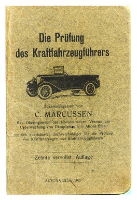 Buchcover "Die Prüfung des Kraftfahrzeugführers" von C. Marcussen aus dem Jahr 1927 mit Oldtimer-Illustration.