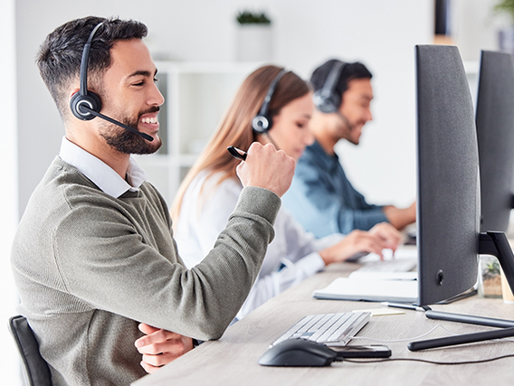 Telefonierende Mitarbeitende im Call-Center - Symbolbild für ein geprüftes Service-Center nach ISO 18295