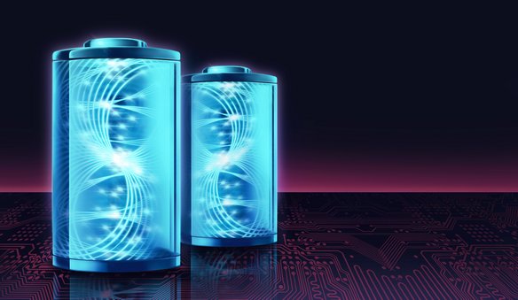 Zwei futuristisch bläuliche Batterien vor schwarzem Hintergrund