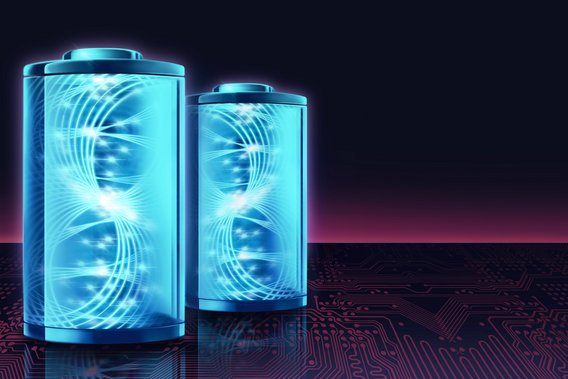 Zwei futuristisch bläuliche Batterien vor schwarzem Hintergrund