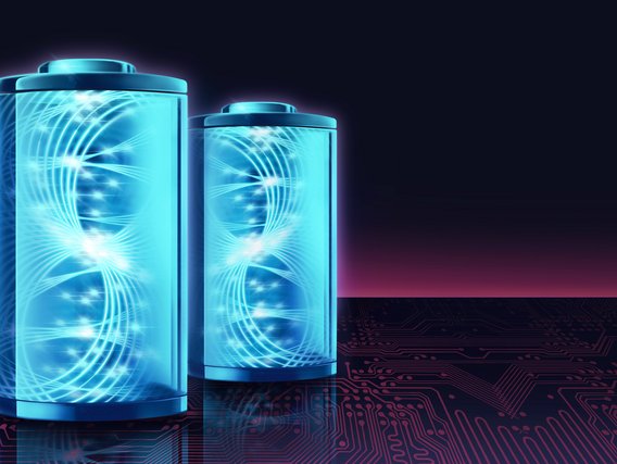 Zwei futuristisch bläuliche Batterien vor schwarzem Hintergrund