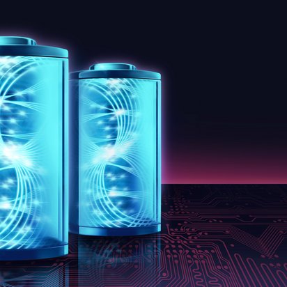 Zwei futuristisch bläuliche Batterien vor schwarzem Hintergrund