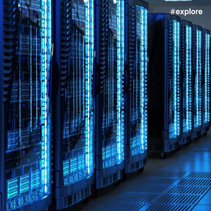 Ein Raum voller Server mit blauen Lichtern und einem gepflasterten Boden.