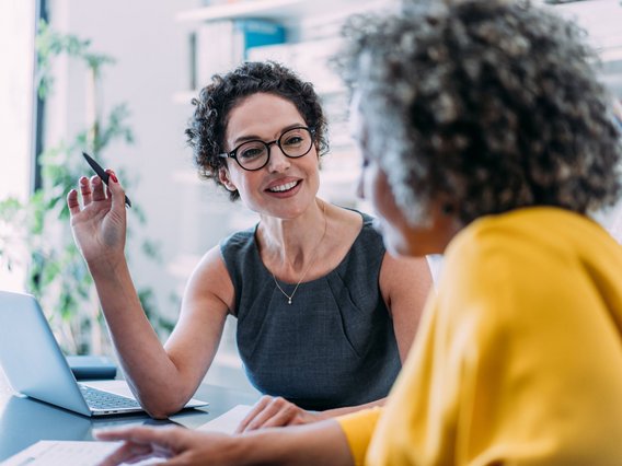 Individuelle Weiterbildungsprogramme Zwei Frauen im Beratungsgespräch am Laptop