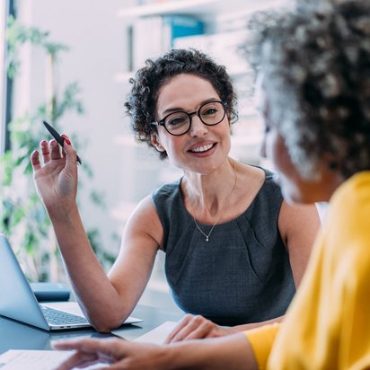 Individuelle Weiterbildungsprogramme Zwei Frauen im Beratungsgespräch am Laptop