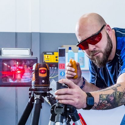 Scheinwerfer-Einstellprüfstem kalibrieren Kalibrierung eines Lasermessgeräts im Kalibrierlabor