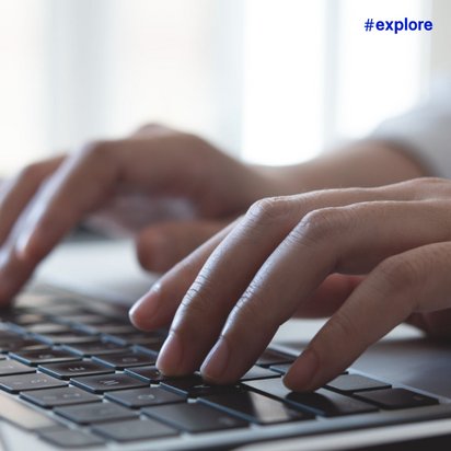 Nahaufnahme von zwei Händen, die auf einer Laptop-Tastatur tippen, mit hellem Hintergrund.