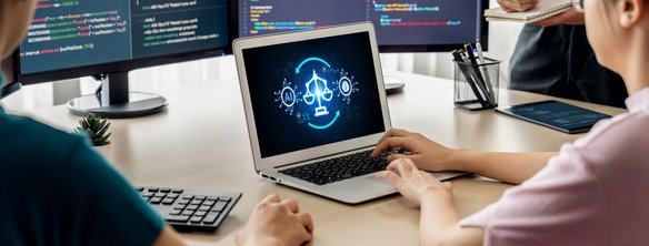 Darstellung einer KI-Fehlermeldung auf einem Laptop, umgeben von mehreren Bildschirmen mit Code